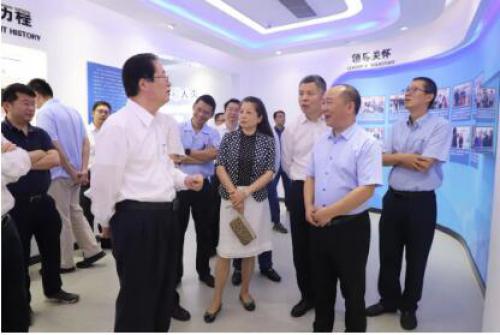 参观中核科技展厅 参观中核科技展厅