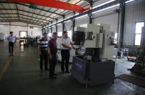 <盛根林秘书长参观华电数控阀门加工专机> <盛根林秘书长参观华电数控阀门加工专机>