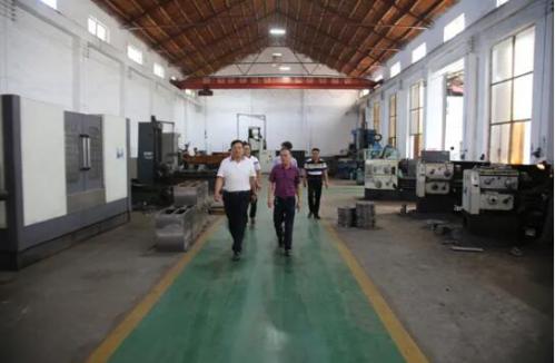 <盛根林秘书长参观华电数控机加工车间> <盛根林秘书长参观华电数控机加工车间>