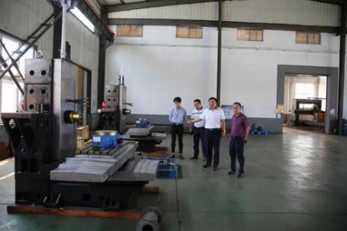 <盛根林秘书长参观华电数控卧式加工中心> <盛根林秘书长参观华电数控卧式加工中心>