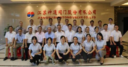 项目小组合影并宣布会议圆满结束 项目小组合影并宣布会议圆满结束