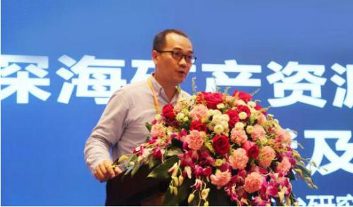 郑皓研究员作报告 郑皓研究员作报告