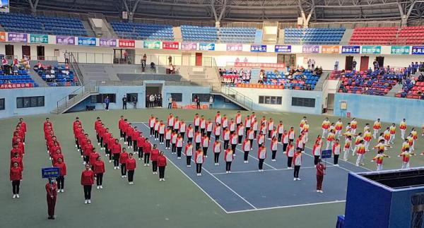 图为:五二五泵业代表队(中)在比赛中