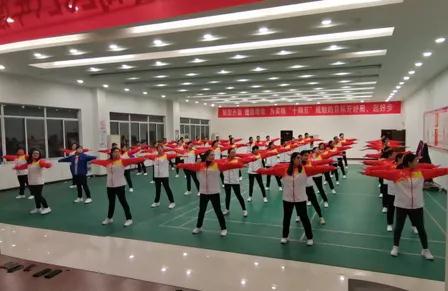 图为:泵业体操队员们进行日常训练