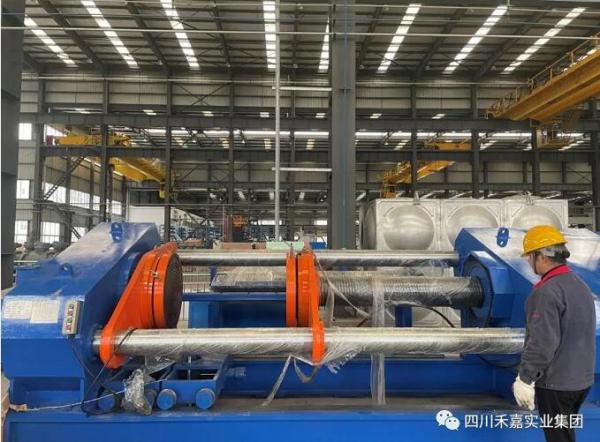 城建工人正在安装卧式试压机 城建工人正在安装卧式试压机