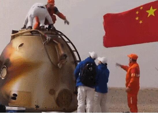 ▲着陆现场五星红旗迎风飘扬 ▲着陆现场五星红旗迎风飘扬