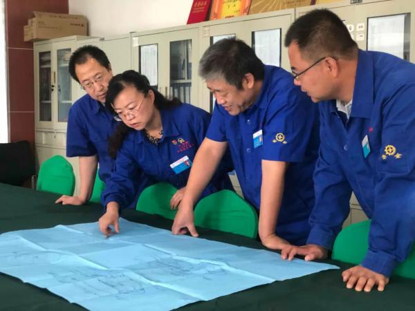 董霞和团队讨论建模方案 董霞和团队讨论建模方案