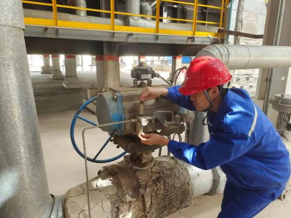 榆林炼油厂顺利完成F-201主燃料气切断阀抢修任务 榆林炼油厂顺利完成F-201主燃料气切断阀抢修任务