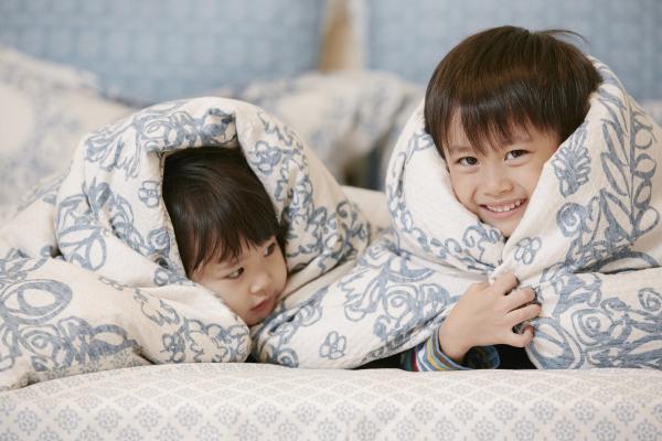 1694079071581829.jpg 9.7益生碱 摄图网_502055796_天真无邪可爱的小弟弟妹妹(企业商用).jpg