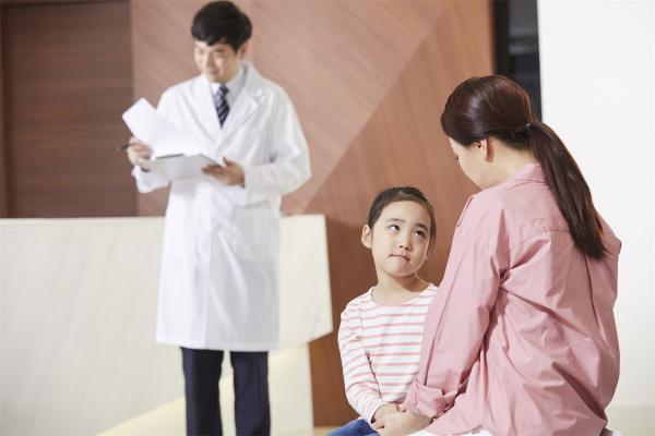 1698741740341426.jpg 5.29长腿鹿公众号 摄图网_502198001_母女来医院检查(企业商用).jpg