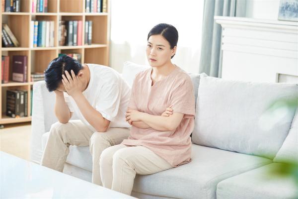 1709190345693905.jpg 2.29勃力健 摄图网_501318699_中年夫妇吵架(企业商用).jpg