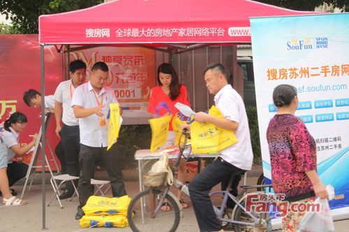 路过的大爷仔细阅读单页 路过的大爷仔细阅读单页