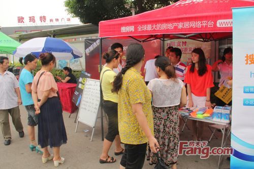 许多居民驻足咨询 许多居民驻足咨询