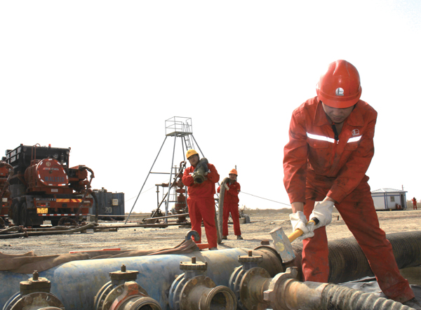 中石化西北油田分公司首创缝洞型油藏单井注水替油开发新技术