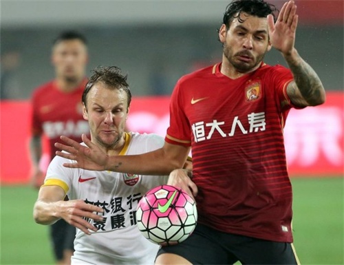 3月12日,广州恒大队球员高拉特(右)与长春亚泰队球员格里乌斯拼抢。当日,在2016赛季中国足球超级联赛第二轮比赛中,广州恒大队主场以3比0战胜长春亚泰队。 新华社记者刘大伟摄.jpg 3月12日,广州恒大队球员高拉特(右)与长春亚泰队球员格里乌斯拼抢。当日,在2016赛季中国足球超级联赛第二轮比赛中,广州恒大队主场以3比0战胜长春亚泰队。 新华社记者刘大伟摄.jpg