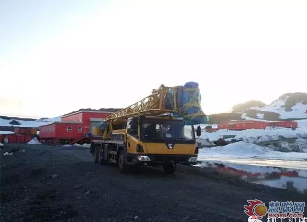 柳工第二台汽车起重机到达南极