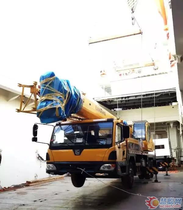 柳工第二台汽车起重机到达南极