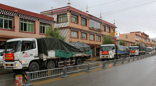 捐赠教育物资车队抵达理塘。